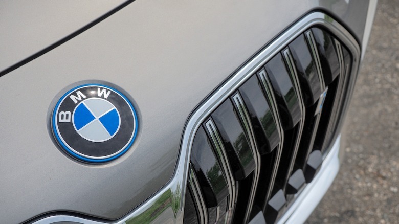 Emblema dianteiro do BMW i7