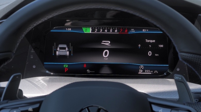 Driver's instrument cluster with traction UI