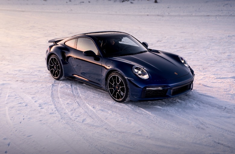 Porsche 911 Turbo S snow driving