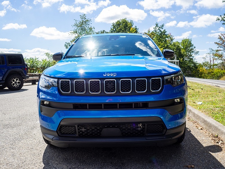 2023 Jeep Compass Latitude Lux grille