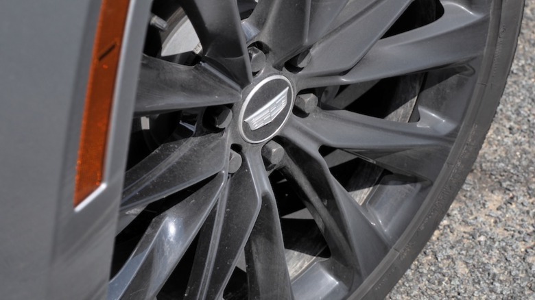 Escalade wheel detail