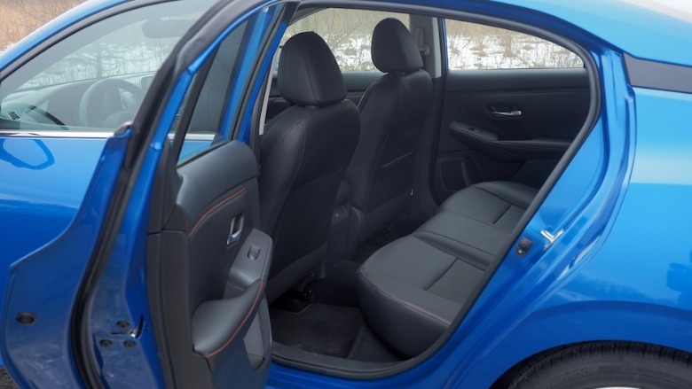 2025 asientos traseros de Nissan Sentra