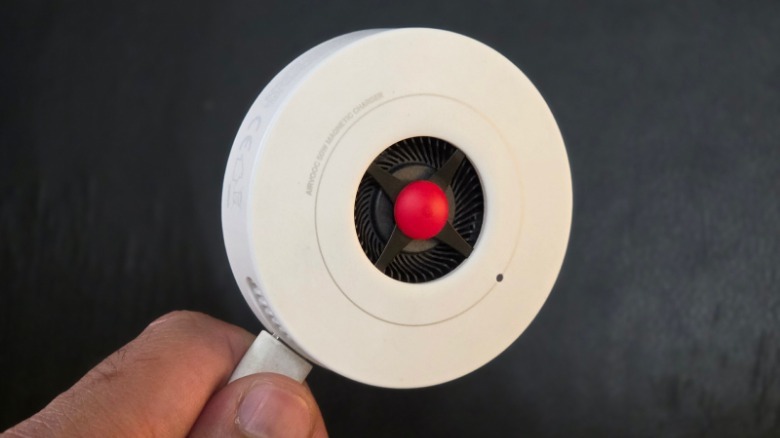 Person holding AirVOOC charger