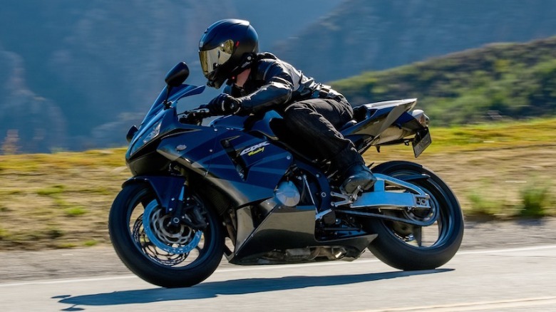 Travis Langness riding his CBR600RR on Mulholland Highway
