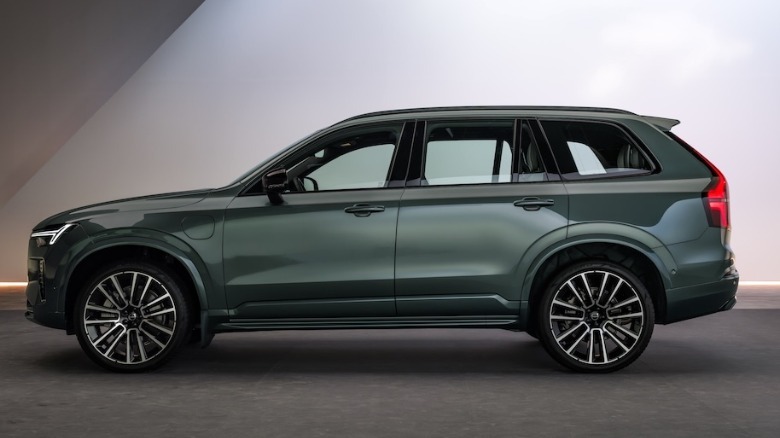 2028 Volvo XC90 T8 PHEV side profile view
