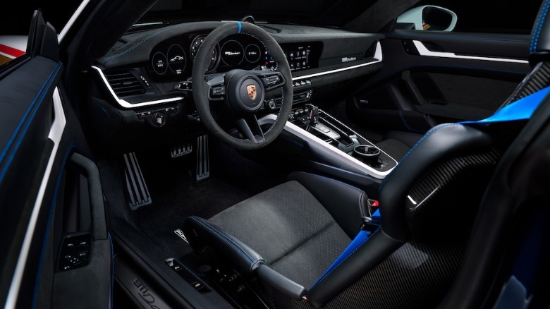 911 Dakar cabin