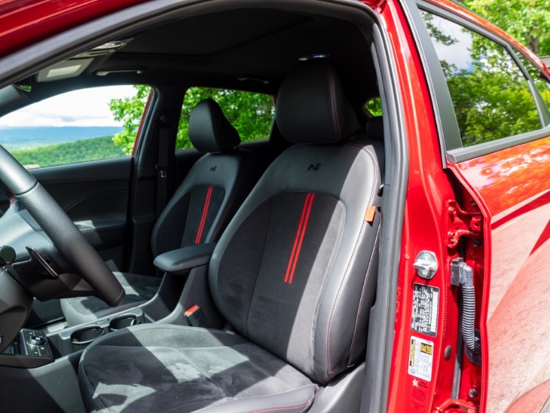 2025 Hyundai Kona Electric N Linha dos bancos dianteiros