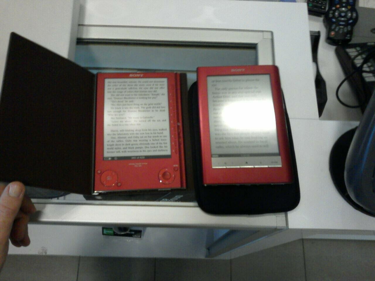 Sony PRS600 ebook readers spotted in wild, judged [Video] SlashGear