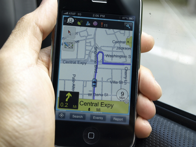 Waze iPhone GPS app uses crowd-sourcing for real time traffic