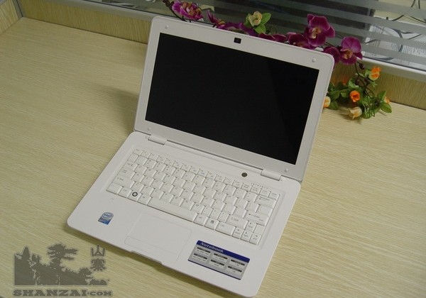 Shenzhen MacBook Air clone packs 3G, removable battery, $249 price tag