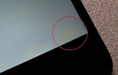 iPhone 4 discoloration a screen adhesive issue, will fix itself?