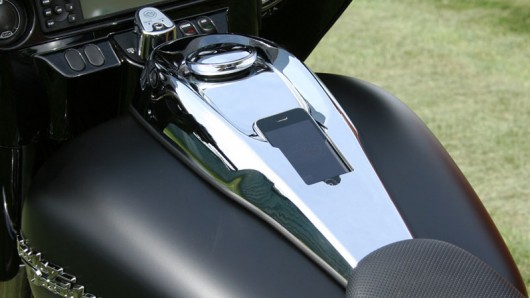 Hell’s Foundry DashLink Lets you Dock your iPod Touch on your Harley