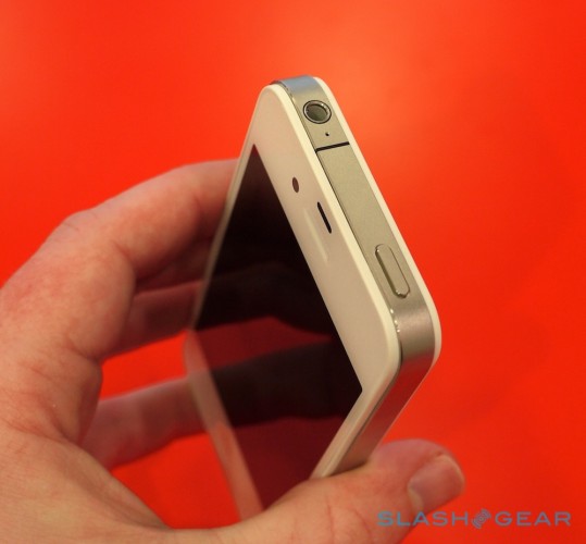White iPhone 4 hands-on [Video] - SlashGear