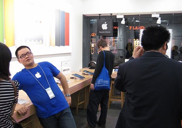 Chinese officials move to close fake Apple Stores in Kunming, China