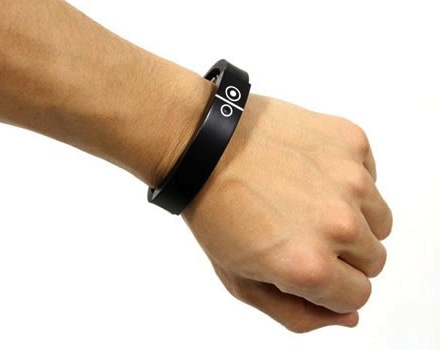 WristQue wireless bracelet offers smart home motion control