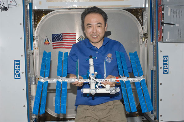 Lego geek astronaut builds Lego ISS on the ISS