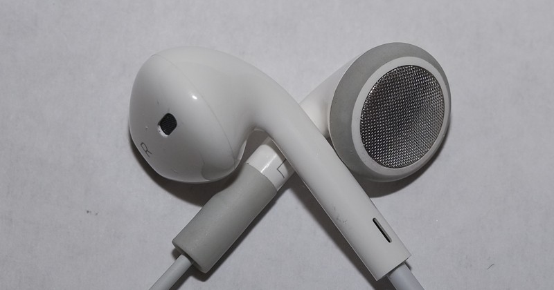 old iphone earbuds
