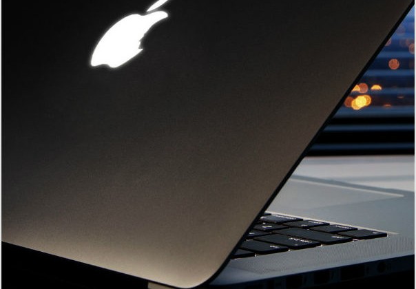 Steve Jobs tribute MacBooks set up for charity auction