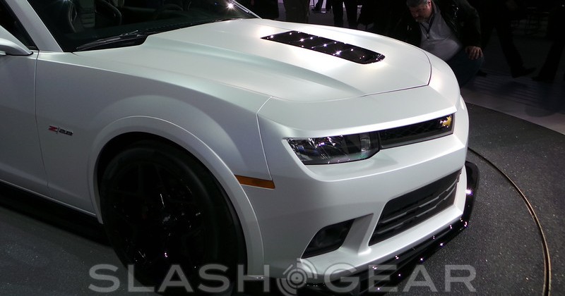 2014 Chevrolet Camaro Z28 unveiled with lightweight body and hard power