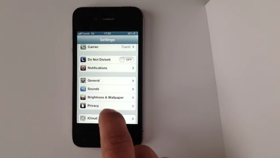 iOS 6.1.3 lock-screen bypass bug provides access to Contacts and Camera Roll