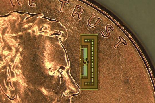Stanford Engineers create tiny radio for IoT