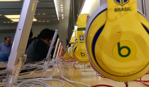 listen to music apple watch without headphones