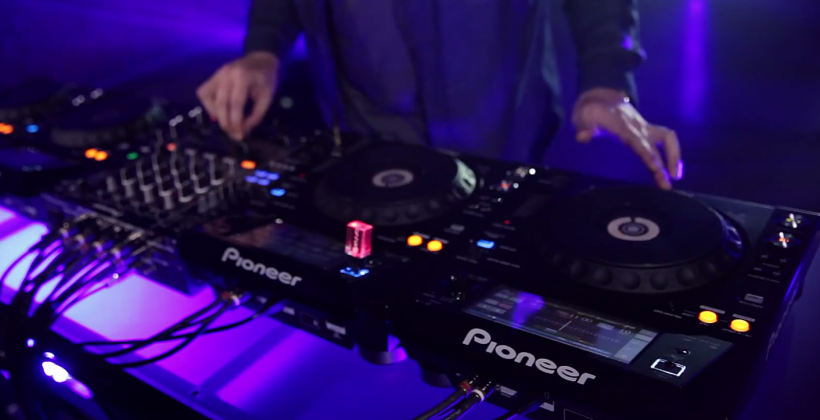 Pioneer XDJ-1000 employs large touch screen for future DJs