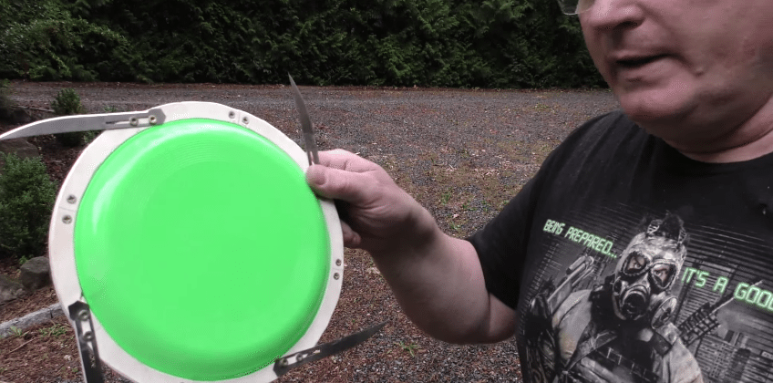 Weaponized frisbee sports four scalpels, isn’t for playing