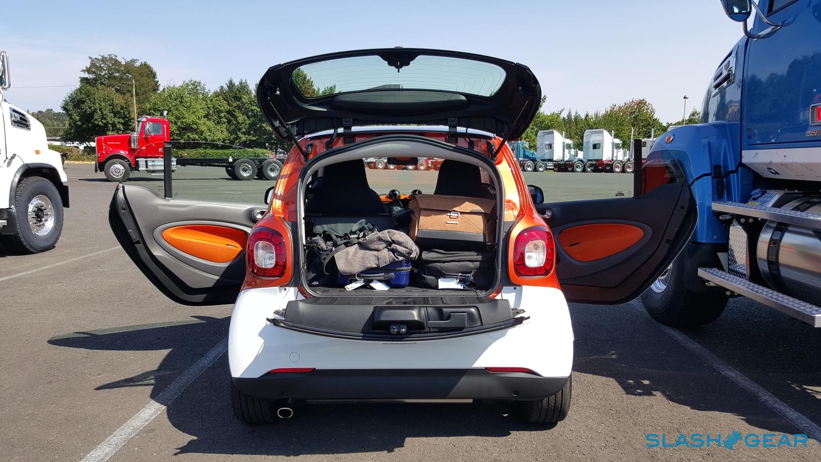 2016 Smart Fortwo First Drive Better Not Ger Slashgear It S Enough To Make The Fortwo Ultimate Car For City Parking Where E Is A Premium