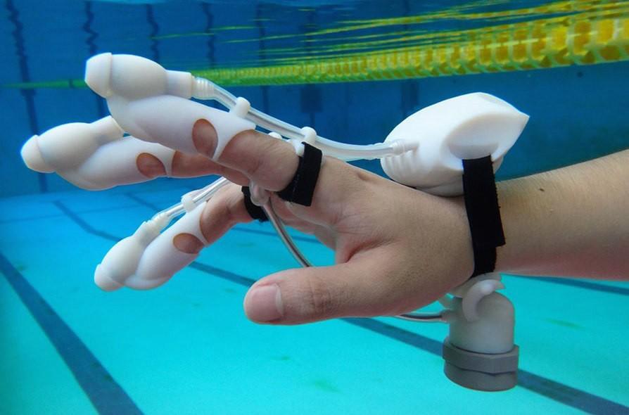 Sonar-based haptic feedback glove lets users feel distant objects underwater