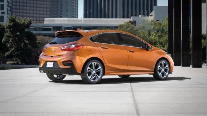 The 2017 Cruze Hatch offers the design, engineering and technological advancements of the 2016 Cruze sedan in a functional, sporty package with added cargo space.