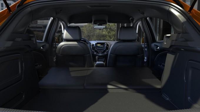 2017-Chevrolet-CruzeHatch-004