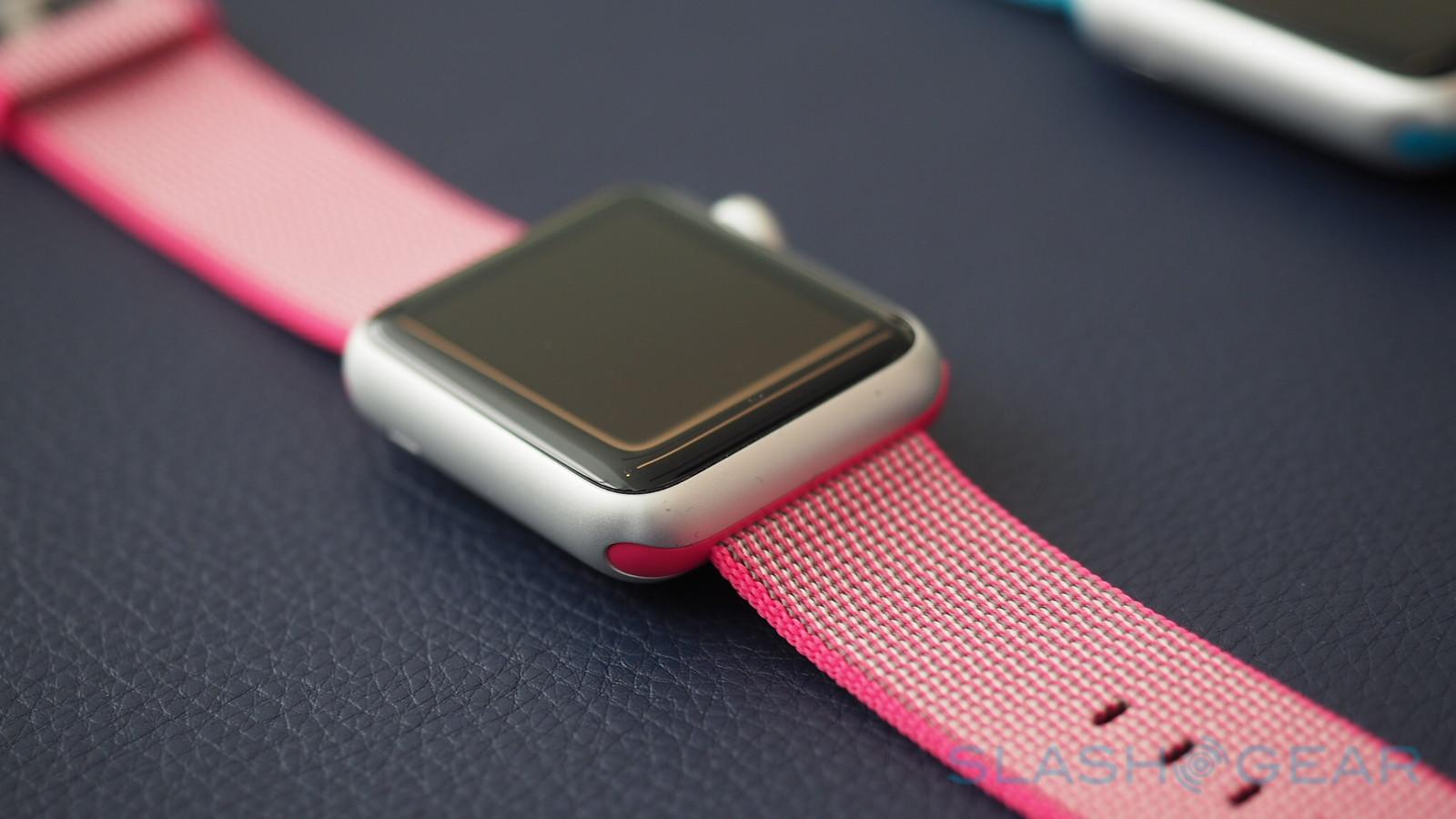 Как снять ремешок с apple watch se. Ремешок для Apple watch Louis Vuitton. Как менять ремешок на Apple watch.