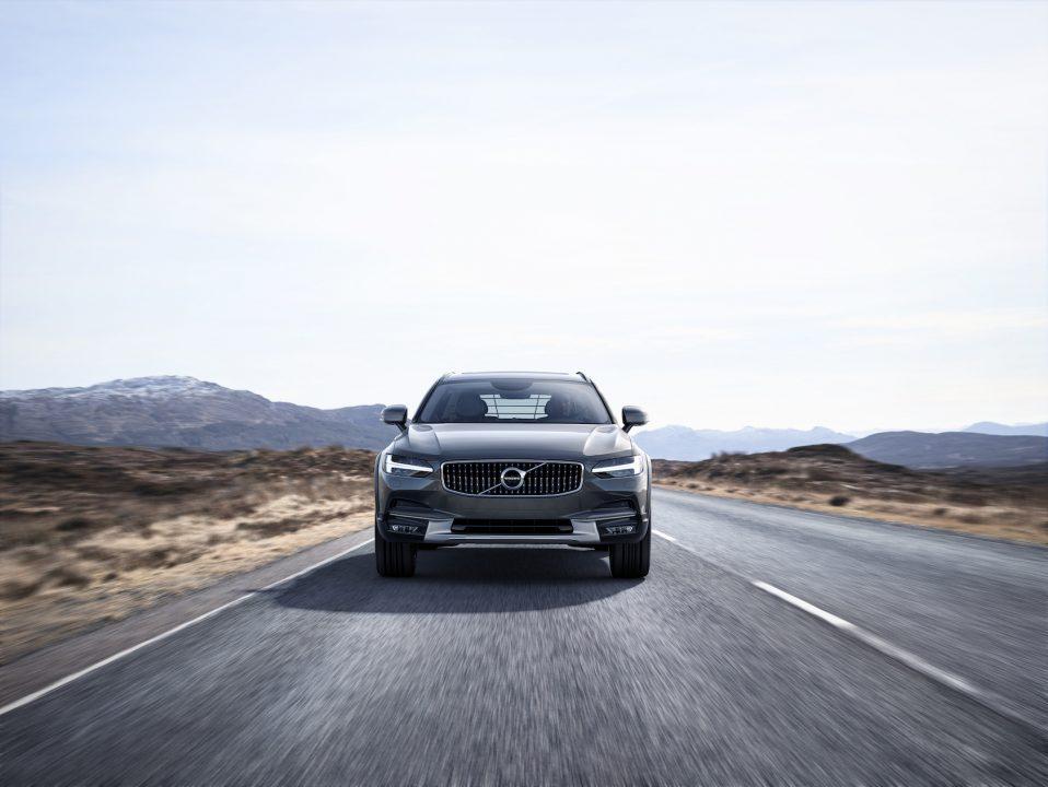 01-volvo-v90-cross-country