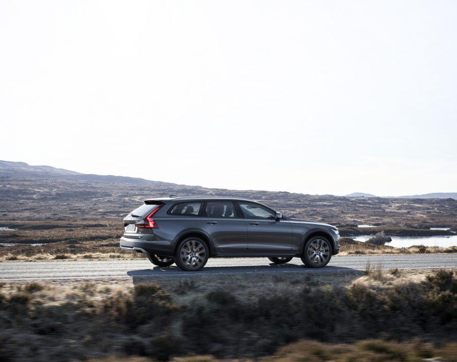 06-volvo-v90-cross-country
