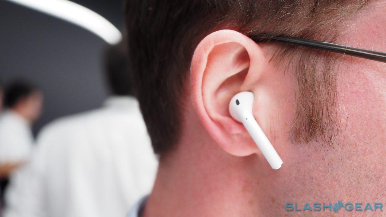 Наушники airpods в ушах