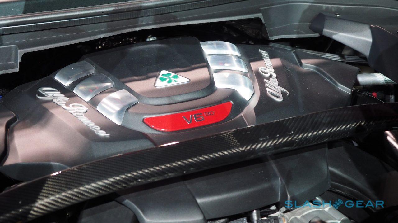2018-alfa-romeo-stelvia-quadrifoglio-18