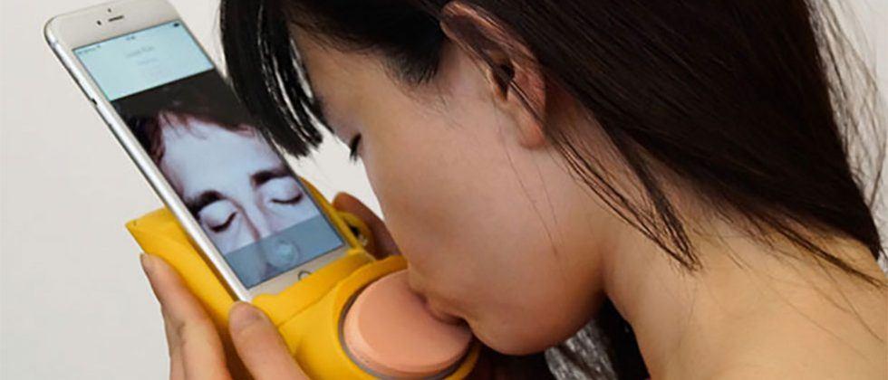 Kissenger Robotic kisser lets you make out from afar