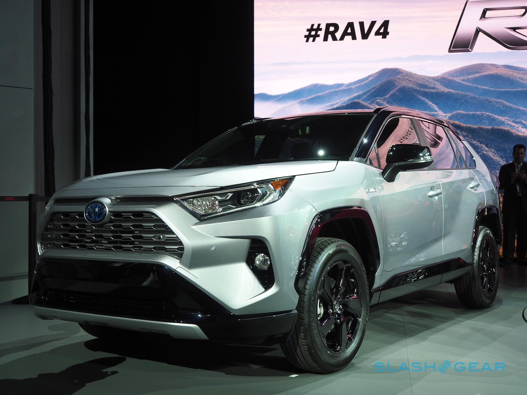 2019 Toyota Rav4 First Look Suv Bester Gets New Awd Carplay The 2019 Rav4 Limited Meanwhile Gets 19 Inch Alloy Wheels And Chrome Accents On Exterior To Give It A More Upscale Look Digital Rearview