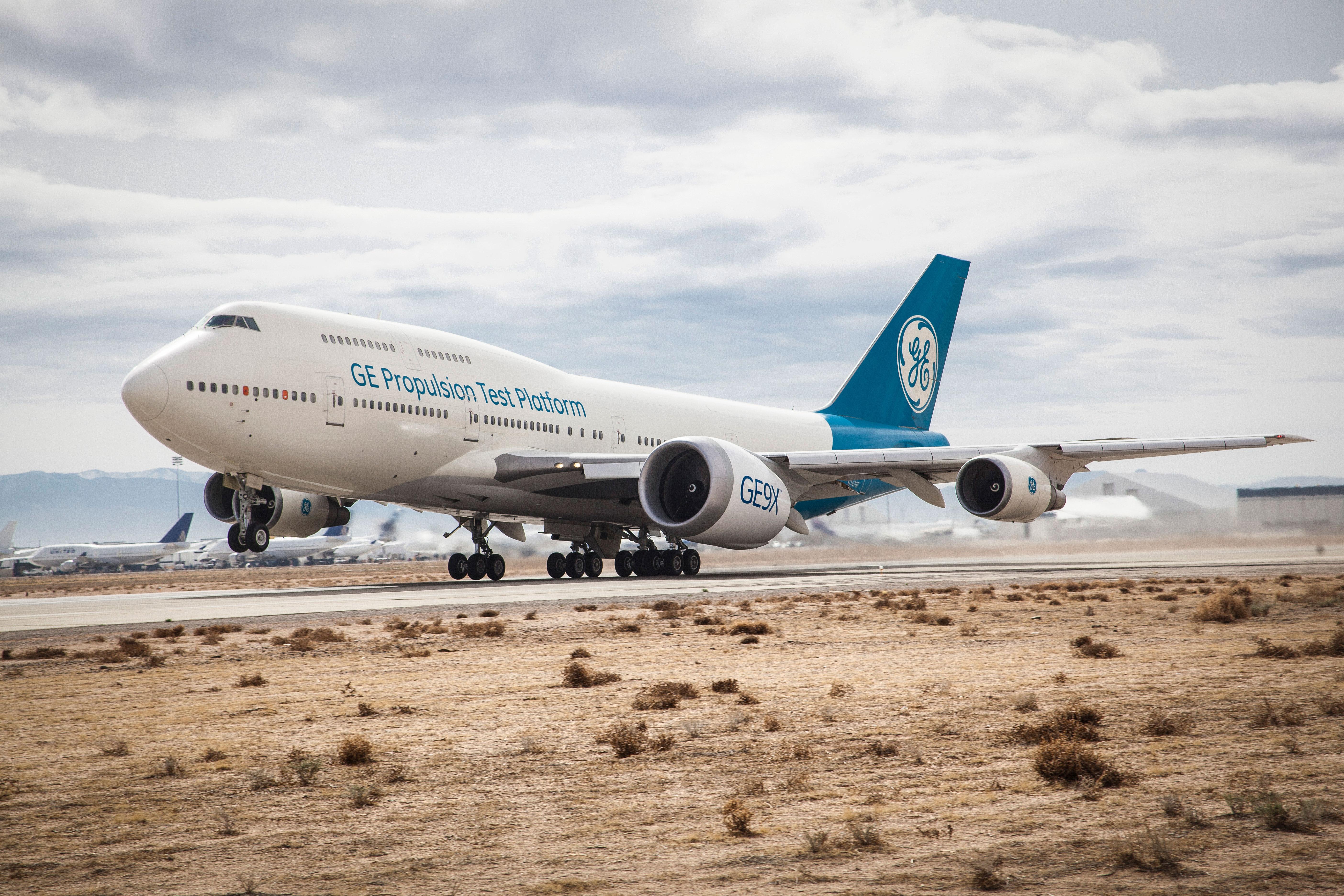 watch-ge-s-huge-ge9x-jet-engine-ace-its-first-flight-test-slashgear