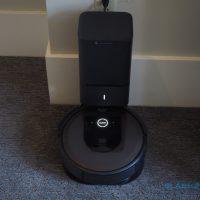 roomba self irobot emptying robot i7 fixes vacuums headache slashgear