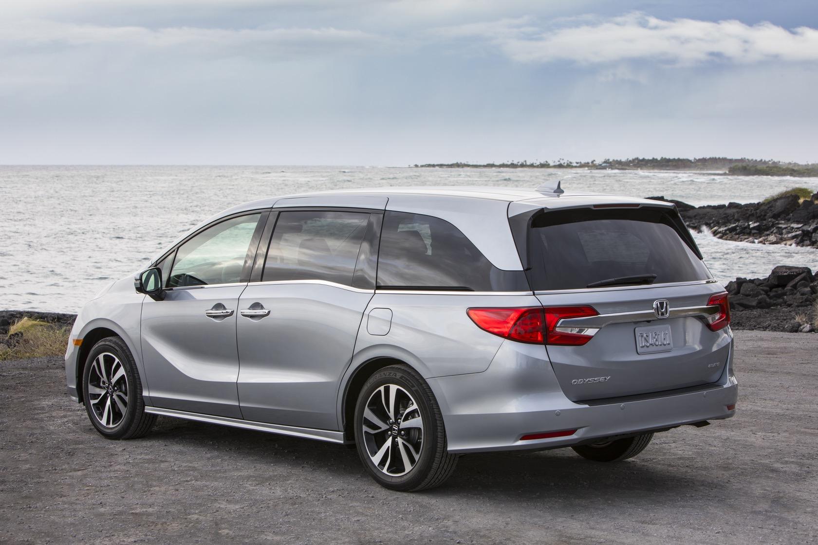 2019 Toyota Sienna vs 2019 Honda Odyssey: Minivan ...