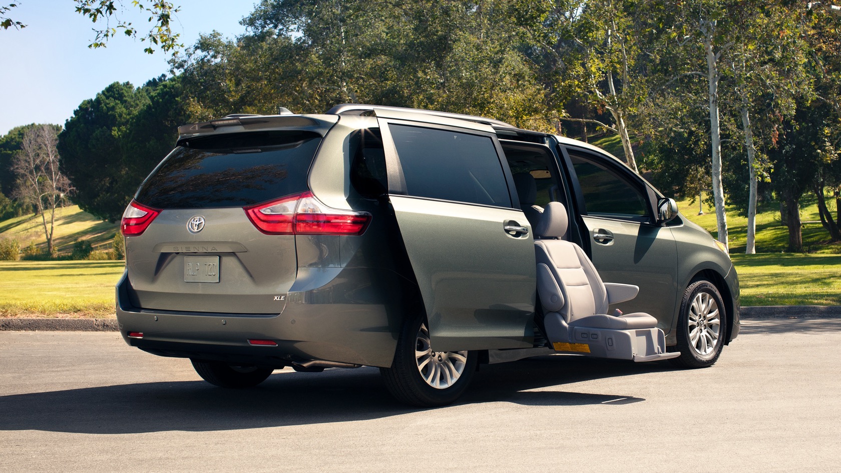 toyota sienna minivan 2019