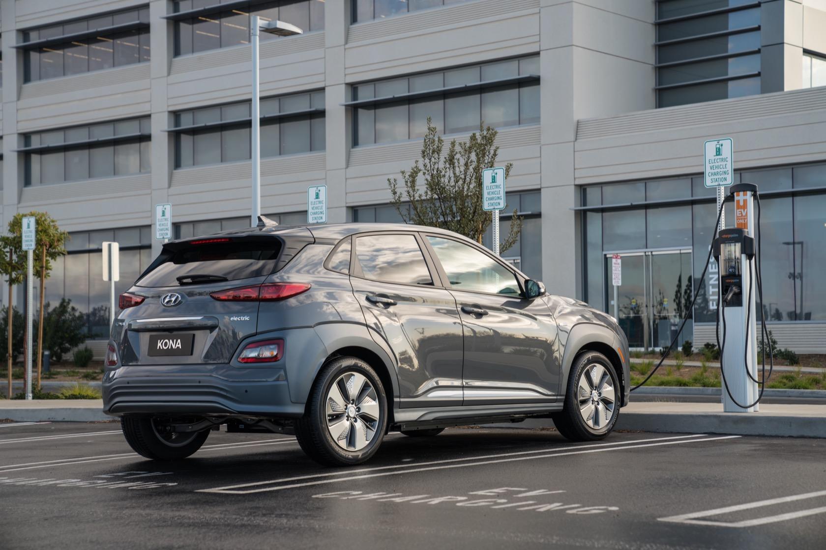 2019 Hyundai Kona Electric Priced For Aggressive Launch Slashgear This Entry Level Kona Electric Sel Model Will Have 201 Horse And 291 Lb Ft Of Torque From Its Motor Hyundai