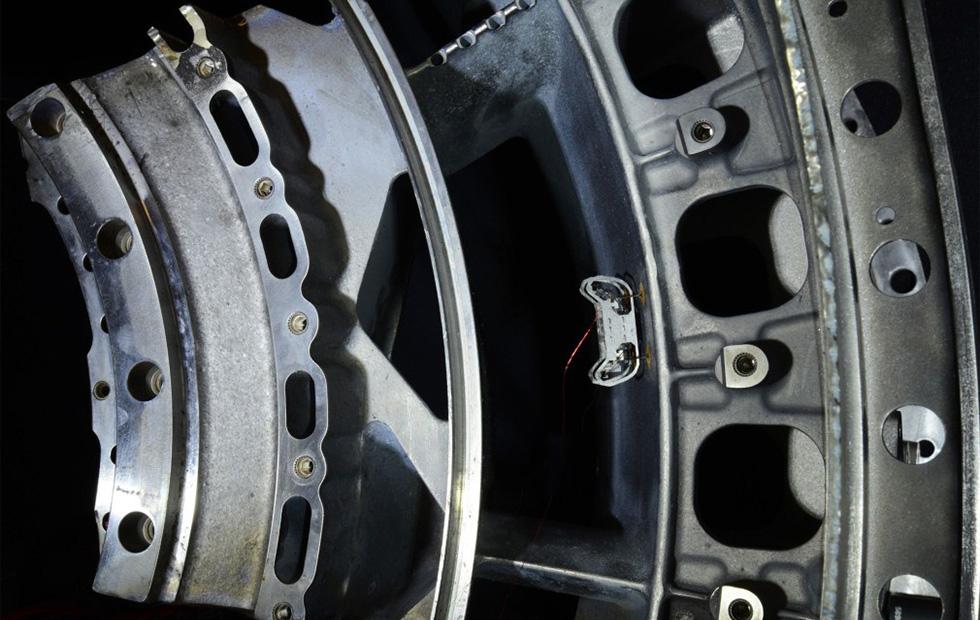 Harvard HAMR-E micro climbing robot is designed for jet engines