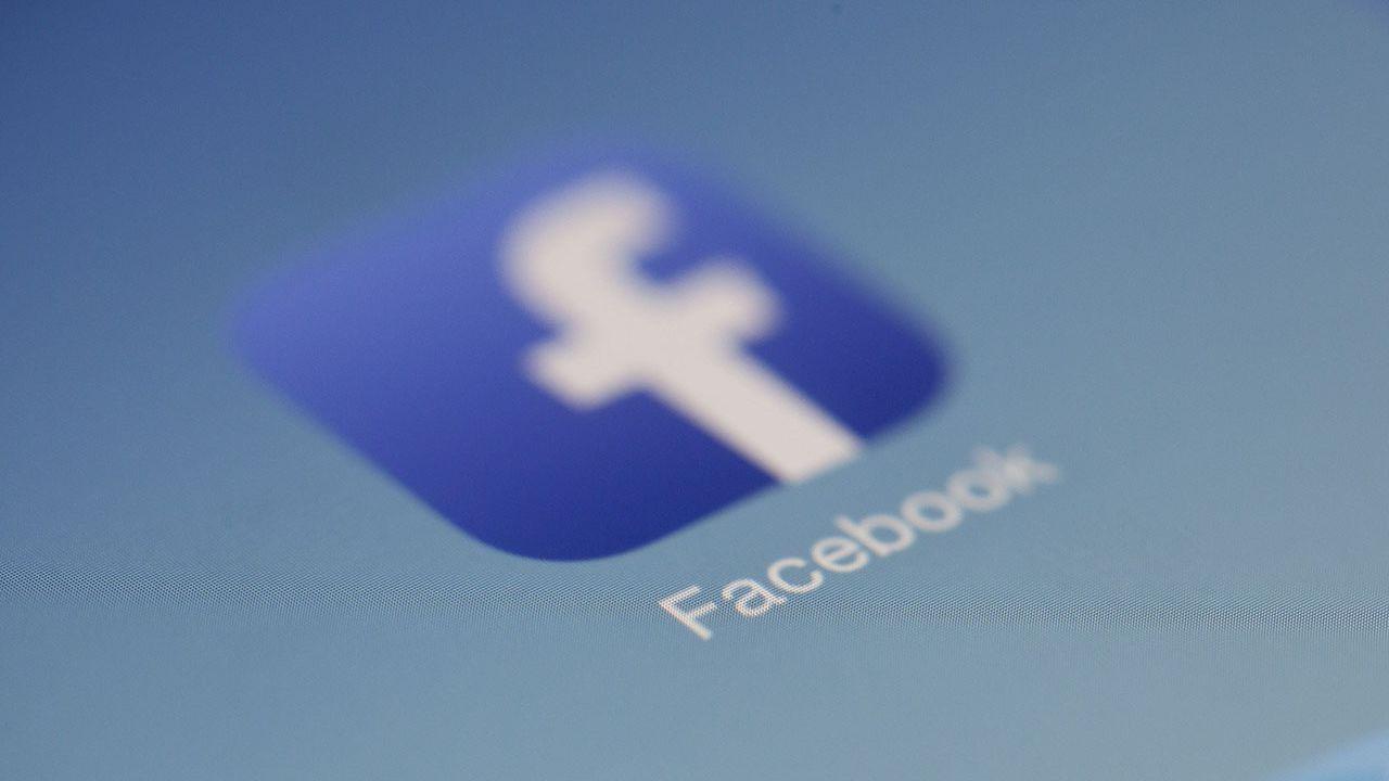 Facebook moves hundreds of employees to new AR glasses team