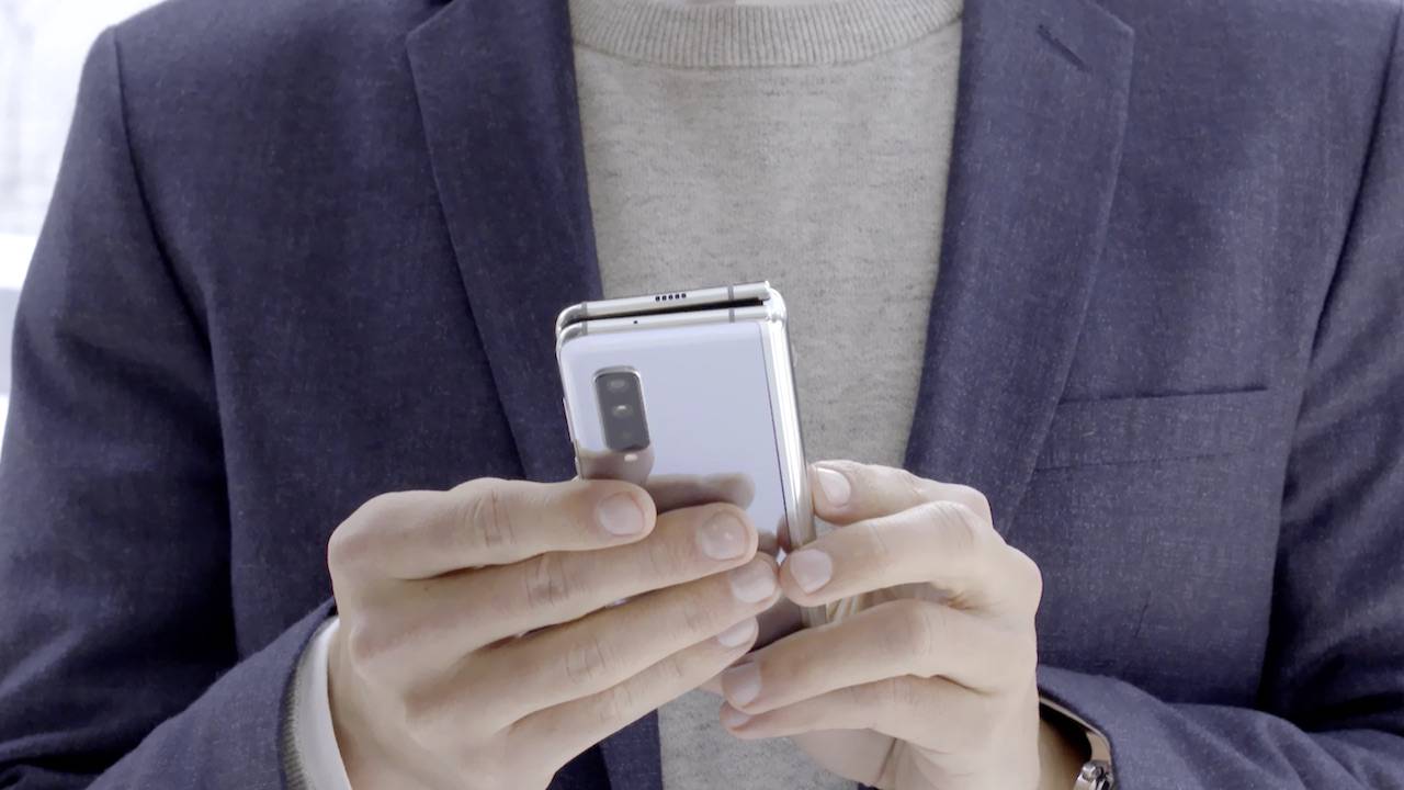 Foldable Phones Face A Huge Case Dilemma Slashgear Foldable Phones Face A Huge Case Dilemma Slashgear