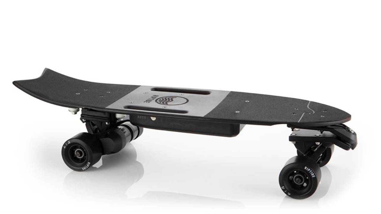 Riptide R1 Black electric skateboard gets serious about carving