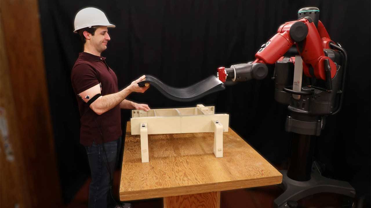 MIT robot helps you lift by watching your arm muscles