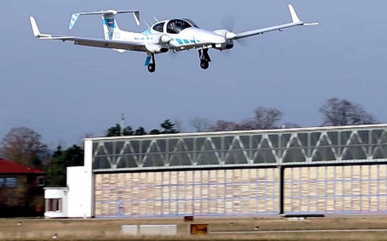 Automatic plane landing made possible without groundbased systems